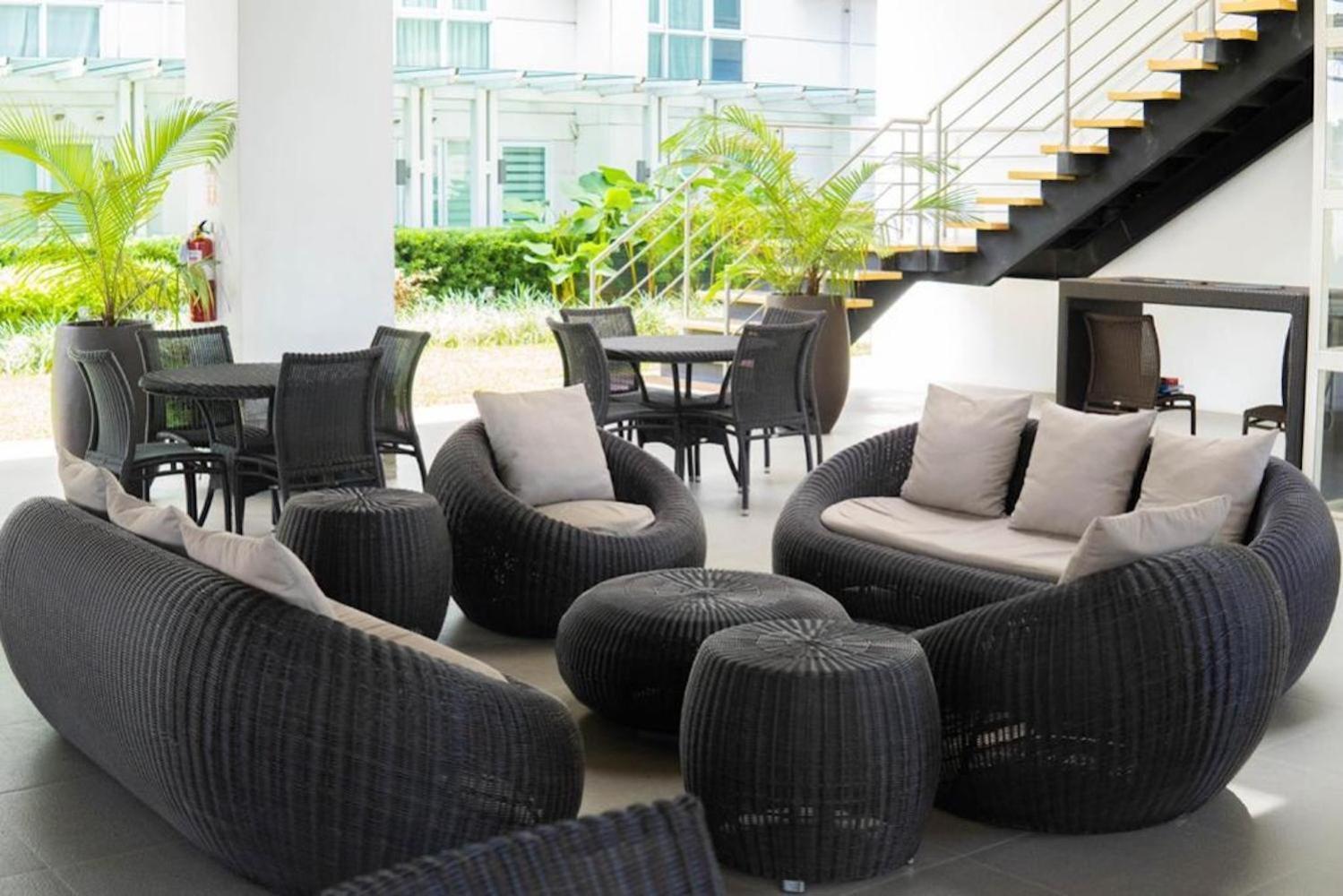 Abreeza 2321 - Pool, Wifi, View, Washer, Ac, Netflix, Mall Apartment